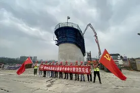 中铁上海工程局集团广西柳州凤凰岭大桥首个水中主墩浇筑完成图片