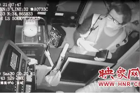 外地乘客错过公交末班车 郑州暖心车长私家车送回图片