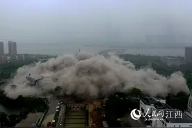 南昌高新区管委会原办公大楼爆破拆除图片