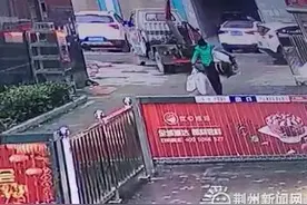 女子身材娇小钻门缝盗窃30万财物 民警16小时破案图片