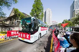 终于等到你！山东医疗队凯旋第一件事就是拥抱家人图片