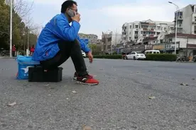 白领“失业”送外卖累到膝盖受伤，你的“自救”之路在哪里图片