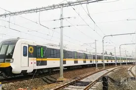 西部首条无人驾驶线路 成都地铁9号线首批列车入库图片