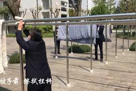 浙江一高校宿管阿姨帮学生晒被子，已晒三千多床图片