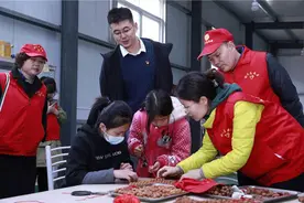 陕西铜川：文玩工场变身扶贫车间 野生桃核打开致富新路图片