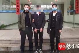 视频：女厕偷拍被发现躲进隔间 民警一声怒喝他乖乖出来图片