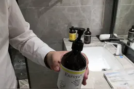 深圳一酒店住客投诉沐浴露发臭，酒店：因过期和进水，赔偿两千元图片