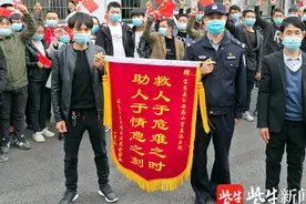 视频｜50多人列队敲锣打鼓走进派出所，外地打工人员“最高礼仪”谢恩民警图片