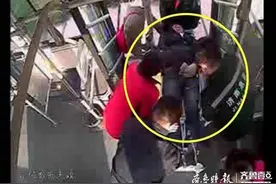 济南：老人公交车内晕倒并呕吐，司机和热心乘客合力帮扶图片