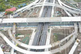 浦东龙东大道改建工程1.2公里主线高架结构贯通图片