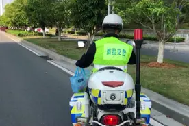 外卖小哥交通违法被查，交警接力代其送餐：记得给他五星好评！视频封面
