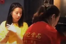 董洁超市买菜被偶遇 明星也接地气露脸不怕被认出图片