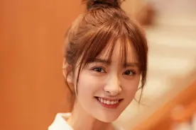 可盐可甜！沈月扎丸子头拍写真超元气 穿西装干练时髦衣品在线图片