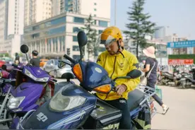 午间星闻｜“外卖拳王”因疫情做回骑手，晚上做梦都在道歉；科比退役球衣、乔丹签名照片……网络拍卖这些拍品你会举牌吗？图片