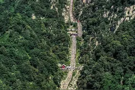 文旅中国：「世界遗产复工观察」山东泰山 | 渐复生机，清明首迎客流高峰图片