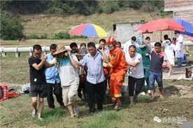 揪心！田阳一村民双腿被卷进犁田机 一度出现休克...图片