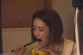 佟丽娅双下巴怎么回事？佟丽娅片场吃饭大快朵颐却惊现双下巴太可爱图片