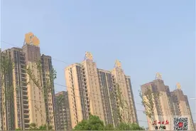 总面积1125平方米！荆州绿地天际线广告牌被拆除图片