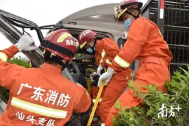 汕头高速发生车祸 潮南消防紧急救援图片