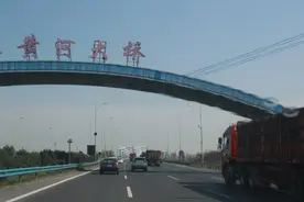 高速上货车该走哪条道？这100辆车已被罚200元扣3分图片