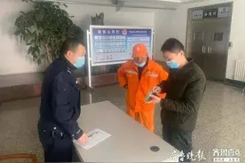 环卫工捡到黑色卡包，警民携手物归原主图片