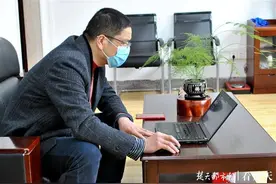 “云端”期中联考，家长变身“监考官”图片