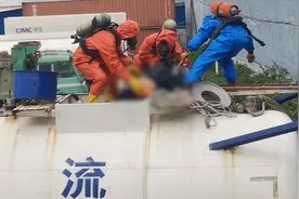 清洗危化品罐车，工人未防护到位中毒晕厥视频封面