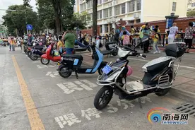 即停车位被“占领”机动车只能违停 海口一学校前即停车位刚运行便遇“尴尬”图片