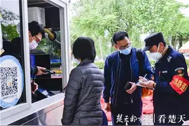 关闭仨月后首开闸，千余游客寻乐动物园，园方：游客密度小，理性游园好图片