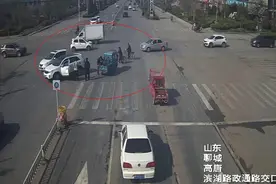 59秒丨聊城一电三轮失控撞上越野车，车主：不赖我，它自己跑了撞的图片