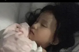 欧弟晒4岁女儿睡颜 Jojo自己洗漱睡觉好独立图片