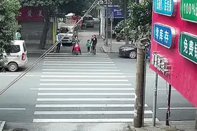 这两位小女孩，你们在鹅山过马路的样子被拍下了，网友说“曝”得好图片