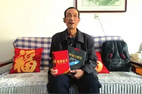 希望更多人了解晚报的峥嵘岁月 兰州本土画家陈登勇送来《兰州晚报》创刊十五周年纪念册图片