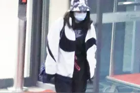 宋茜现身上海机场 打扮休闲不失帅气图片