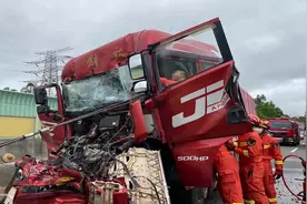 博深高速一大货车追尾泥头车，司机被困车内，消防员协力将其救出视频封面