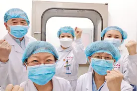 脱下防护服，衣服被汗水湿透图片