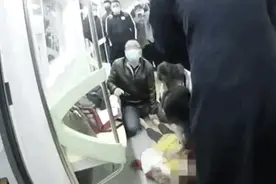 女孩突然晕倒！地铁为她停靠7分钟......图片