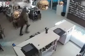 荷兰博物馆梵高名画被盗监控曝光，窃贼用大锤砸开玻璃直接取走图片