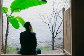 行走的荷尔蒙！朱亚文写真大片曝光 西装革履显绅士格调图片