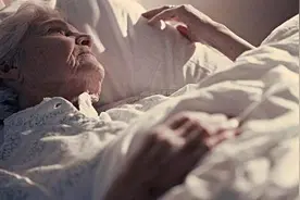 老人翻来覆去睡不着？可能是你服药“姿势”不正确图片