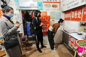 王鸥曾被当街“调戏”，初恋男友霸气维护图片