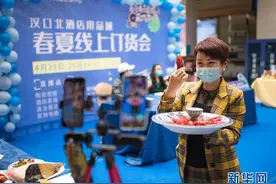 武汉商户直播“带货”图片