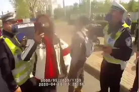 太嚣张了！女子打骂民警，自称“抖音粉丝过百万”图片