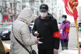 上班前下班后都来站一会儿岗，微信群+移动喇叭+宣传板｜广大志愿者积极参与疫情防控工作图片
