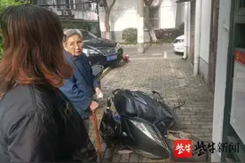 开门不慎撞倒电瓶车 诚信老人主动寻找车主赔偿图片
