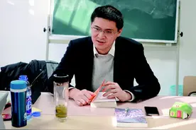 532万人蹭课 刑法学教授罗翔靠“硬菜”和“浓汤”火出圈图片