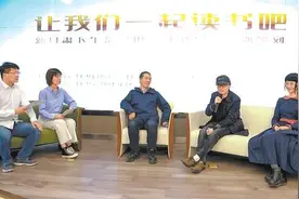 两代新闻人分享读书故事图片