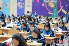 湖南一中学将体育馆改造成食堂，吃出考试感觉图片