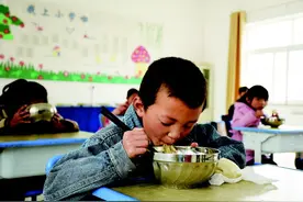 大寨乡桂花小学：学生吃上“营养午餐”图片