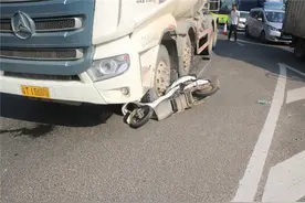 命大！电动车驶入搅拌车盲区连人带车“吞没”后又被“吐出”图片